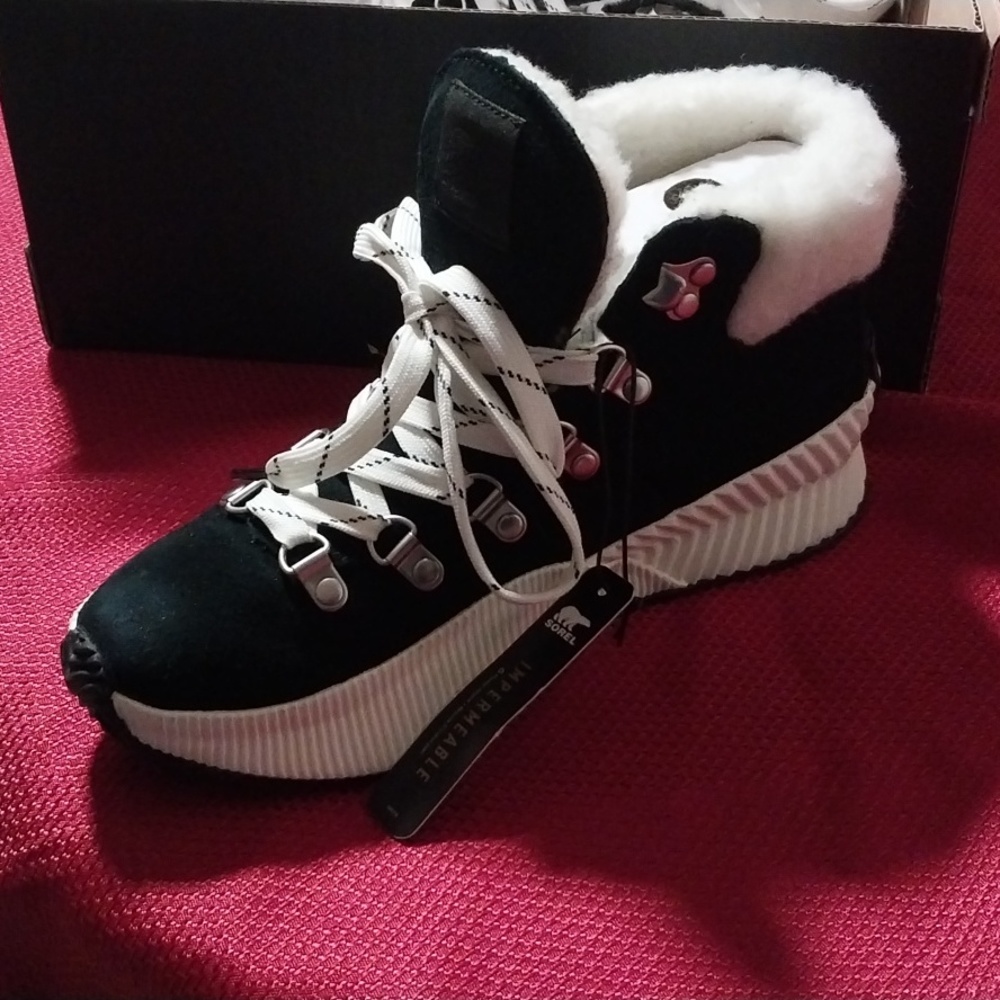 Size 6 Sorel Women's Boots/Shoes.